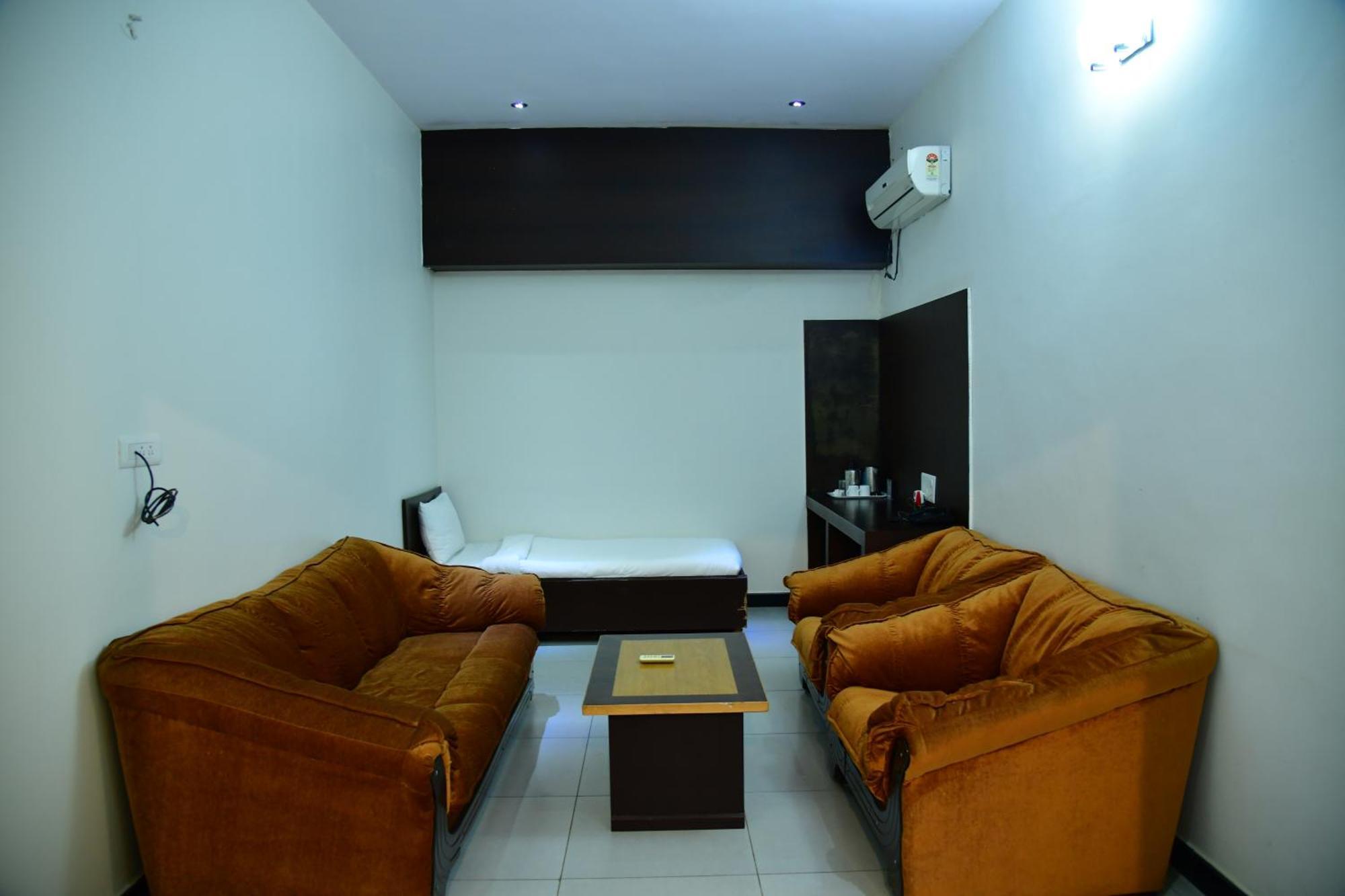 Nijaguna Resorts Chāmrājnagar エクステリア 写真
